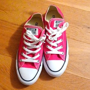 Converse pink women's size 6, new without tags